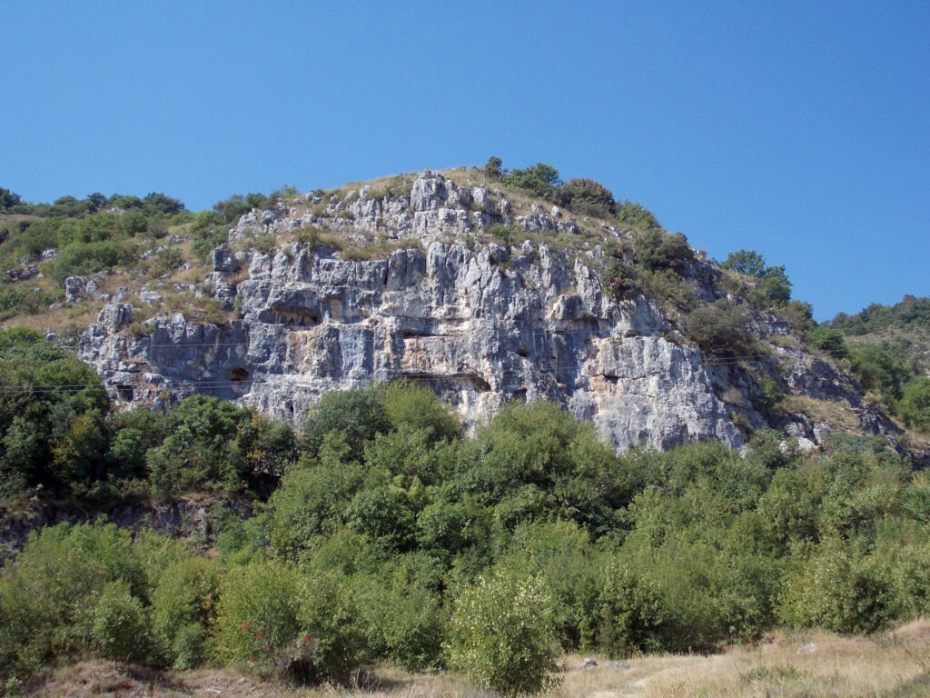 Dalla placca appoggiata a quella verticale. Ci sono anche passi singoli di forza e non mancano vie strapiombanti. Dalla placca appoggiata a quella verticale. Ci sono anche passi singoli di forza e non mancano vie strapiombanti.